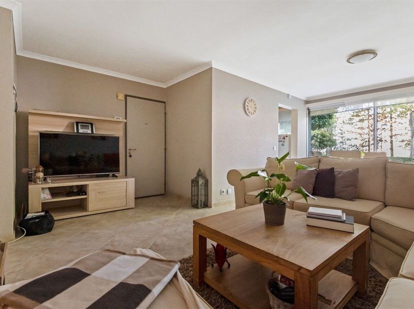 Gelijkvloers appartement met 3 slaapkamers en garage!<br />
Ligging:<br />
Dit gezellige gelijkvloers appartement is gelegen op een centrale locatie,