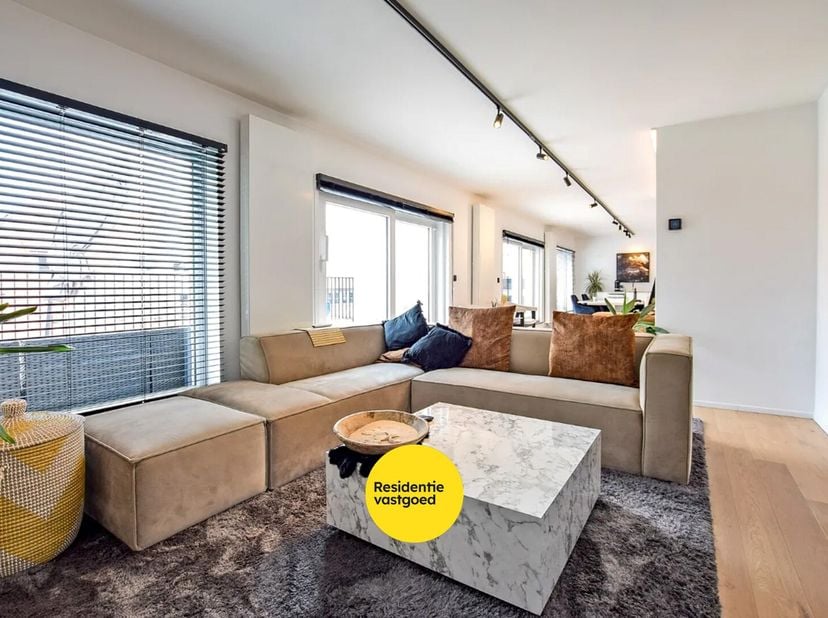 Dit prachtig instapklaar penthouse te Koksijde Sint-Idesbald is recent volledig gerenoveerd. Het lichtrijke appartement beslaat een bewoonbare oppervl