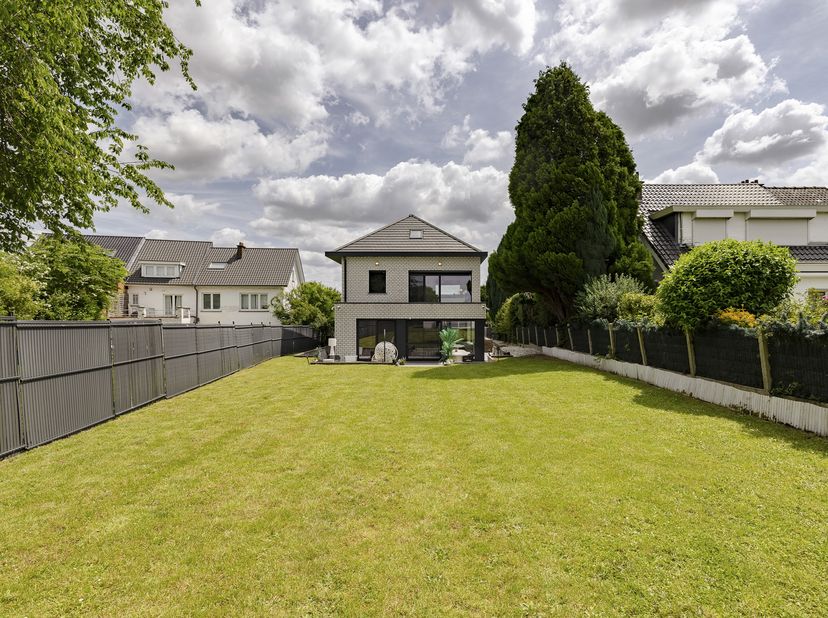In een gegeerde en rustige residentiële wijk bevindt zich deze eigentijdse en energiezuinige villa, gebouwd in 2019, die geniet van een uitzonderlijke