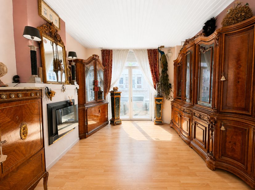 Dit appartement bevindt zich op de eerste verdieping, op slechts 100 meter van het bruisende centrum van Blankenberge.<br />
<br />
Het combineert een