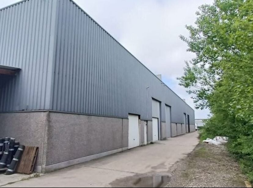Deze polyvalente unit in Industriepark Bbiedt je een uitstekend gelegen basis voor je opslag- of productieactiviteiten. De site maakt het mogelijk om