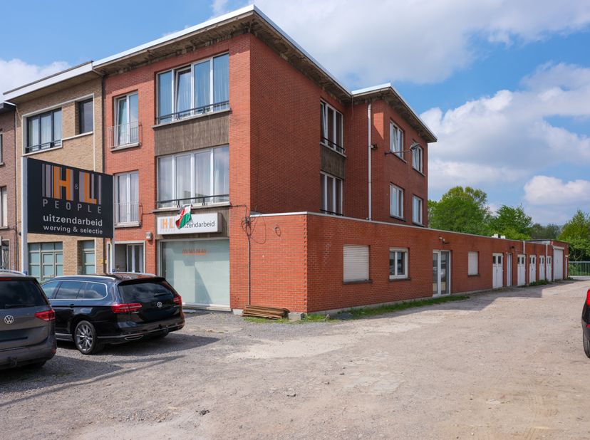 Pour les investisseurs à la recherche d'un bien immobilier polyvalent générateur de revenus, cet immeuble situé sur l'Autolei à Wommelgem offre une op