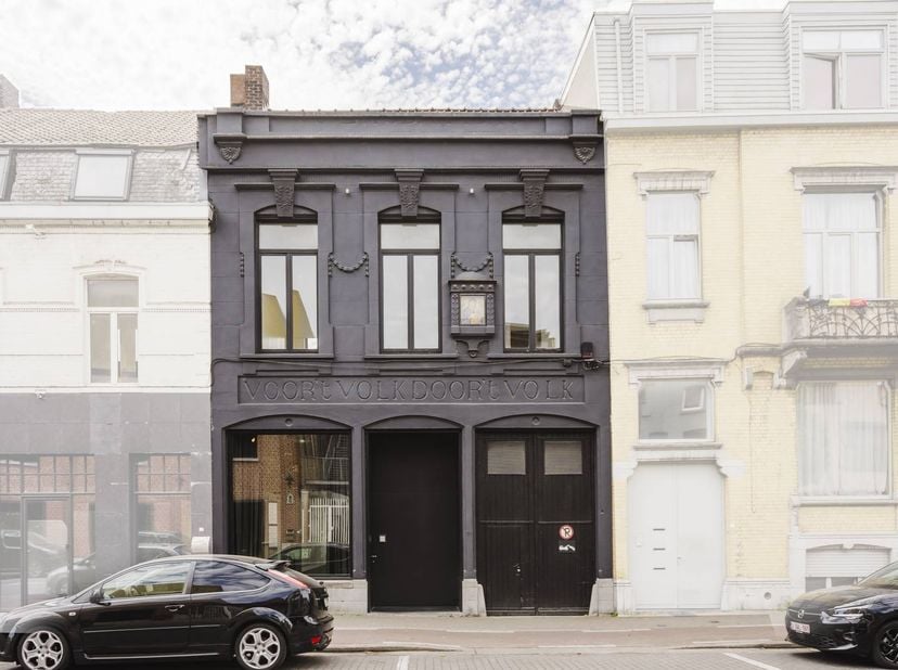 Statig wonen in hartje Kortrijk! Deze karaktervolle woning beschikt over een eigen oprit met plaats voor wel 3 wagens.<br />
<br />
Indeling van de wo