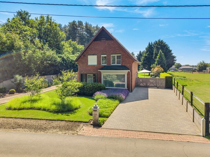De woning is rustig en groen gelegen in Westerlo, vlak bij het centrum van Olen. Winkels, scholen, horecazaken en openbaar vervoer bevinden zich op wa