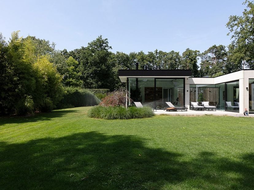 Discreet gelegen, helemaal achteraan de doodlopende wijk, ver weg van de Botermelkbaan, binnen een kleinschalig privédomein met slechts zes woningen,