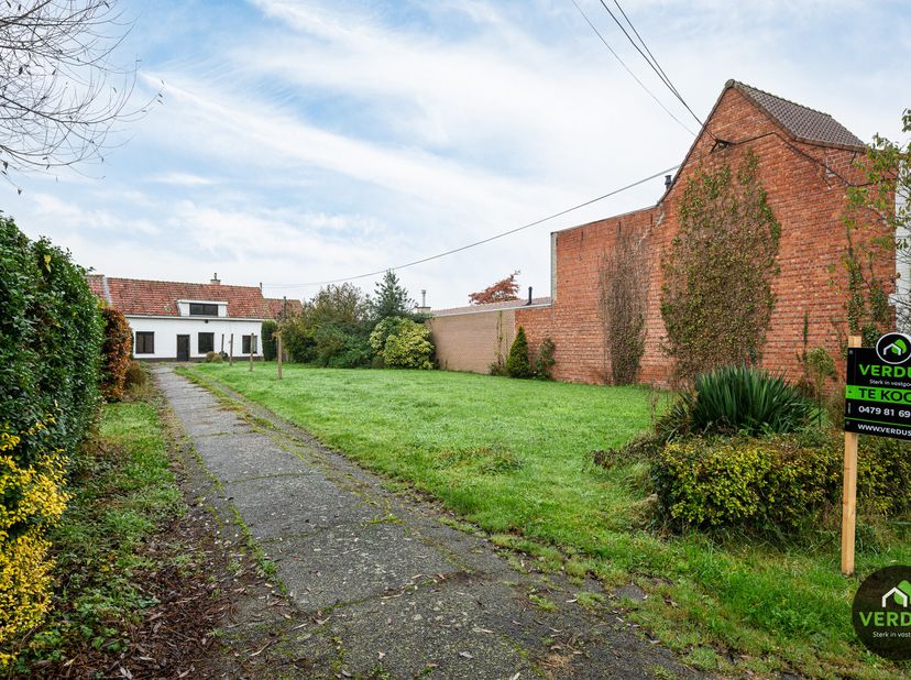De woning vraagt een grondige renovatie. (wettelijke renovatieverplichting: EPC E). Sloop mogelijk van de woning en bouwen van een halfopen bebouwing