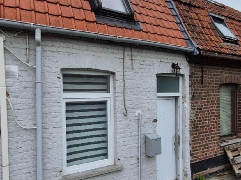 Ontdek deze charmante en volledig gerenoveerde rijwoning te Wevelgem, ideaal voor een alleenstaande of een koppel dat op zoek is naar een instapklare