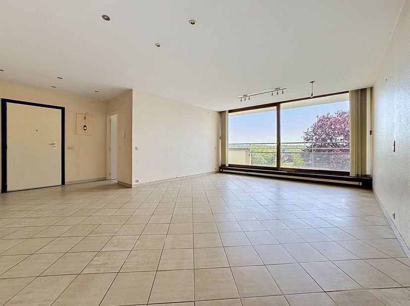Rue Joseph Bens, à proximité immédiate de toutes les facilités, dans un paisible intérieur dîlot verdoyant, situé au 6ème étage sur 7 dun immeuble bie