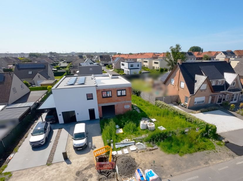 Villa Zeebries is een moderne en uiterst kwalitatieve nieuwbouwwoning net buiten het centrum van Lombardsijde (Middelkerke). Deze ruime halfopen bebou