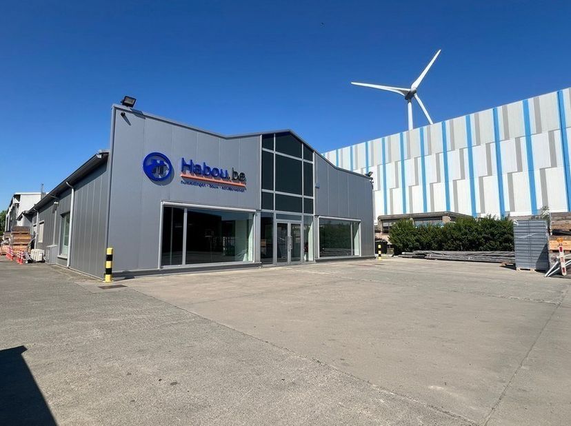 770m² magazijn met 420m² kantoren op een perceel van 2.900m²<br />
Ligging: in industriezone Hoogveld in Dendermonde, nabij N41 (Rijksweg) met vlotte