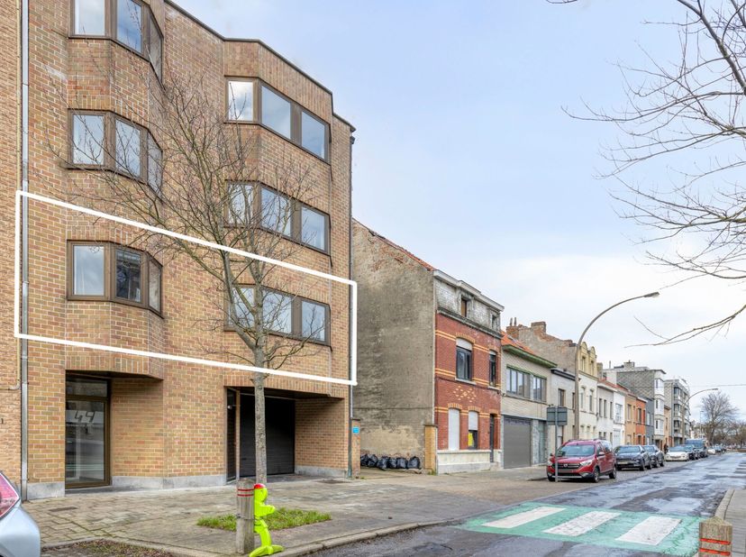 Een kleine residentie met 3 appartementen, voorzien van gemeenschappelijke fietsberging en lift. Met een woonoppervlakte van 106 m² op de 1° verdiepin