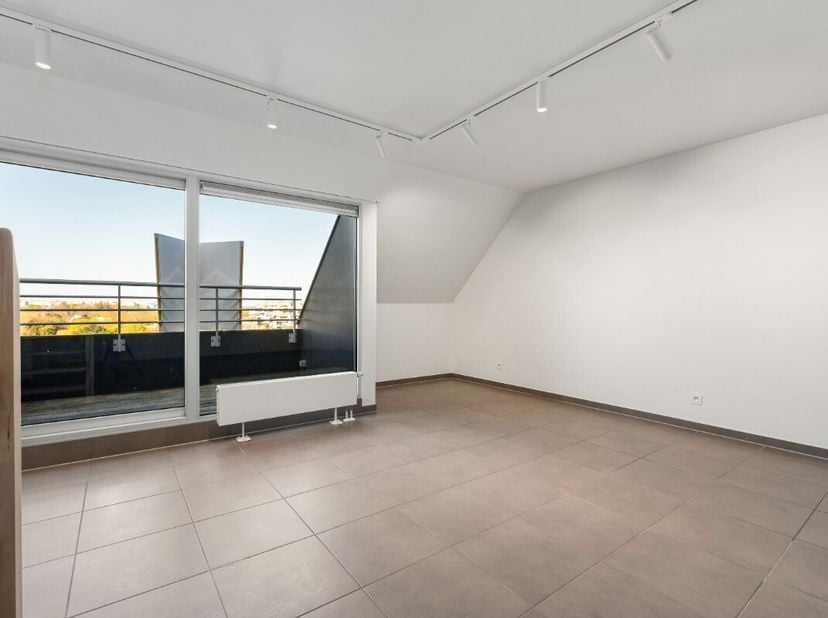 À louer  Centre de Sint-Idesbald Appartement spacieux et non meublé à louer à lannée, situé à 250 m de la mer et à proximité immédiate des commerces e