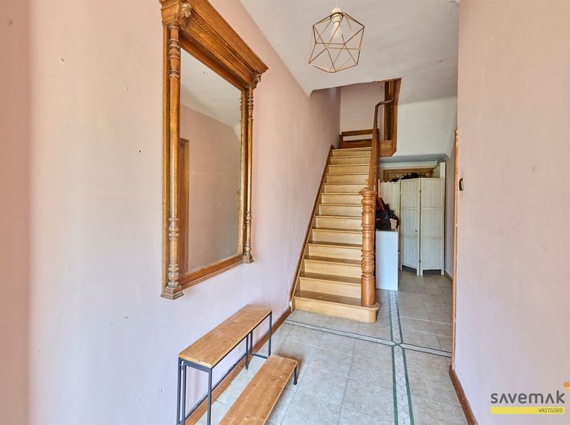 Au rez-de-chaussée, on trouve un salon à l'agencement d'origine et doté d'un parquet, et ces parquets ainsi que ces touches de bois se retrouvent dans