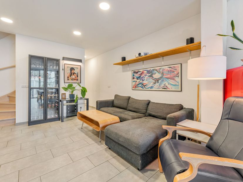 Instapklare woning met gezellige stadskoer en uitweg te koop in hartje Kortrijk!<br />
Deze instapklare woning in het centrum van Kortrijk combineert