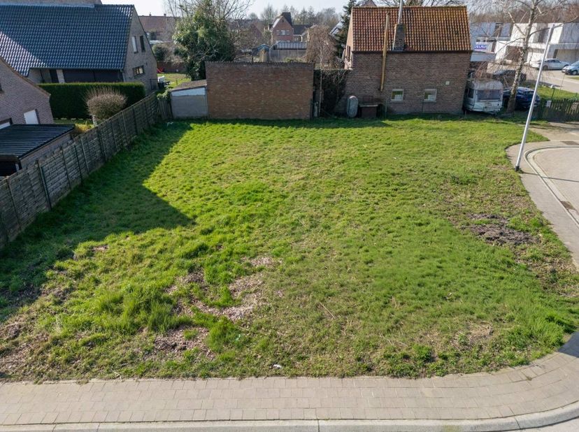 In een nieuwe woonbuurt 'Akkerrand', aan een invalsweg van de Oostmeetstraat&amp;nbsp;ligt een mooi stuk bouwgrond (lot 5) met een oppervlakte van 497 m²,