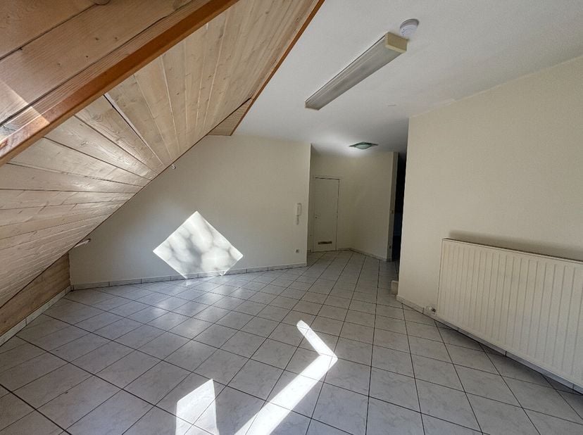 Dit praktisch ingedeeld appartement op de 2de verdieping beschikt over 2 volwaardige slaapkamers. Voor meer info, ga naar https://www.era.be/nl/te-koo