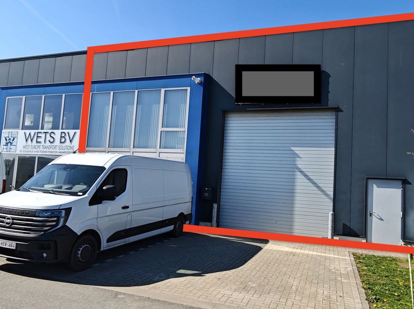 • Nieuwbouw KMO UNIT<br />
• Opslag 363m²<br />
• Sanitair, sociale ruimte en kantoortje circa 2 X 50m2<br />
• Parkeerplaatsen: 2<br />
• Ideaal gele