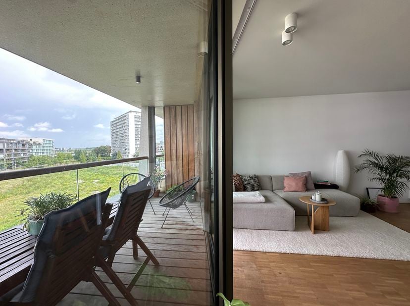 Indeling<br />
Ontdek dit ruime en luxueuze appartement met twee zonnige terrassen, gelegen in een recent gebouw op een toplocatie tussen het Zuid en