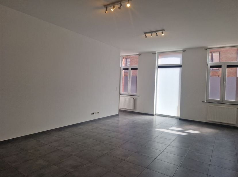 Schitterend gerenoveerd appartement met 2 slaapkamers, terras en privéparkeerplaats, vlakbij het centrum van Beloeil en alle voorzieningen.<br />
Het