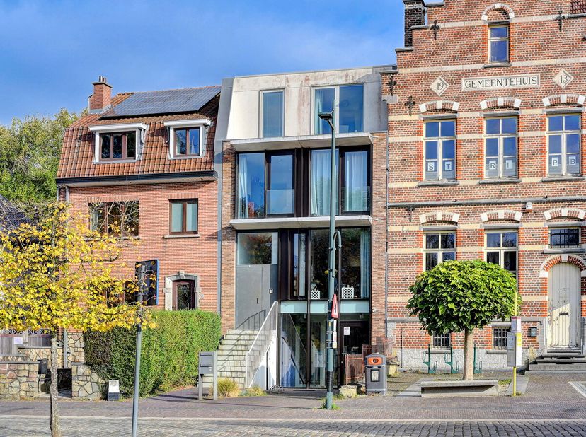 Op straatniveau bevindt zich deze uitzonderlijk ruime en veelzijdige professionele ruimte van ca. 110 m², ideaal voor zelfstandigen, vrije beroepen of