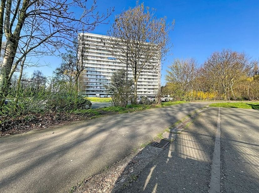 Gezellig en instapklaar 2-slpk-appartement met overdekt terras te Sint-Niklaas <br />
BEZOEK reservatie via SMS 0470/30.20.10.<br />
LIGGING: op een s