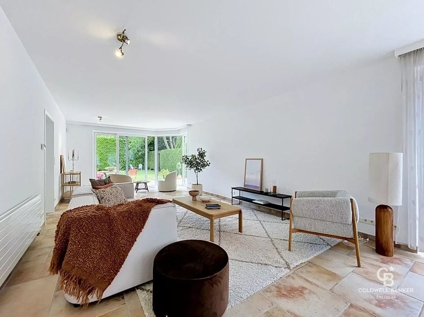 Gelegen aan de Sint-Antoniuslaan in Kraainem, een faciliteitengemeente aan de rand van Brussel, biedt deze villa een oppervlakte van ongeveer 411 m² e