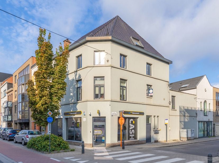 Ligging<br />
De commerciële ruimte is gelegen aan de Antwerpsesteenweg nabij het centrum van Gent. Op wandelafstand van het station Gent-Dampoort. Ee