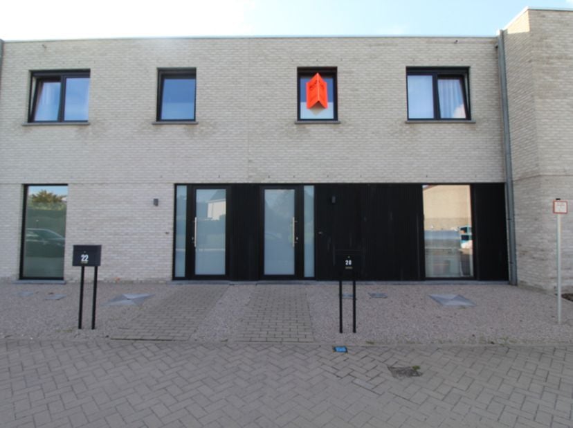 Schitterende gesloten recente woning te huur gelegen langs de Oude Oekensestraat te Rumbeke.<br />
Deze woning beschikt over alle nodige hedendaagse c