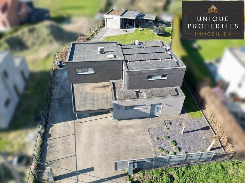 Unique Properties verkoopt deze exclusieve villa op een prachtig perceel van 1.314 m² in een rustige, groene buurt van Holsbeek. De woning werd gebouw