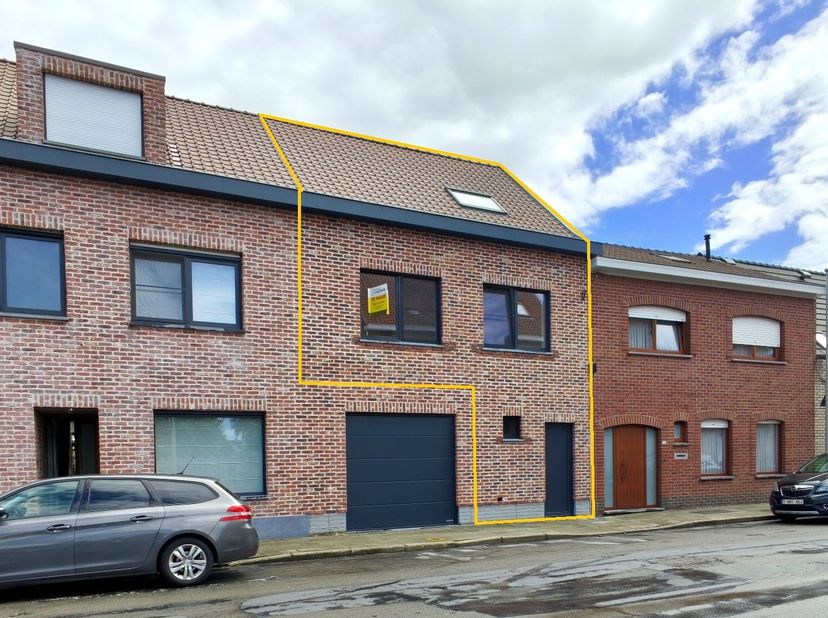 Energieneutrale vernieuwbouwwoning met tuin, 3 slaapkamers, fietsberging. Inkom met toilet en wasplaats met douche, living met open keuken en toegang