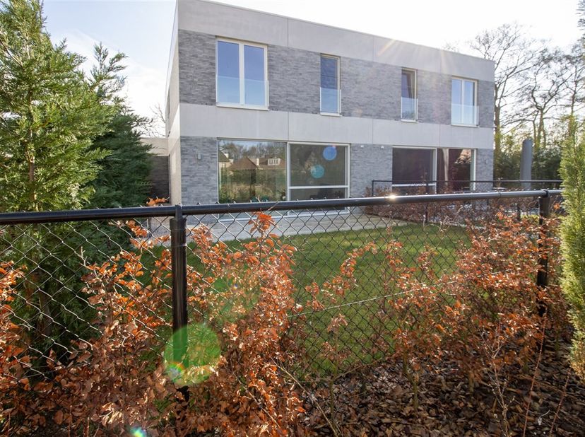 HOB de 2 à 3 chambres nouvellement construit avec des finitions luxueuses.<br />
Lisez les AVANTAGES ci-dessous !<br />
EPC= -13 donc A+ donc 5 ans d'