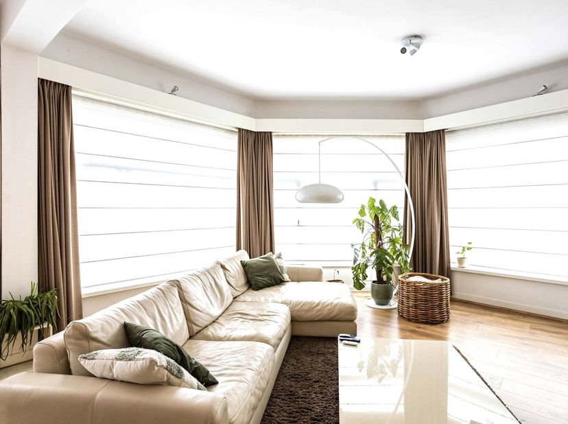 Stijlvol en ruim gelijkvloers appartement in een karaktervolle residentie, gelegen in de prachtige art-decowijk van Ronse. <br />
<br />
Geniet van ee