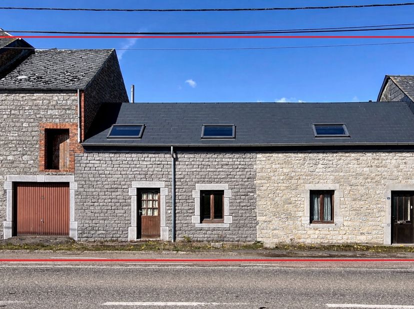 Woning in natuursteen, ideaal gelegen op wandelafstand van het centrum van Beauraing en alle voorzieningen: winkels, scholen, openbaar vervoer, enz.<b