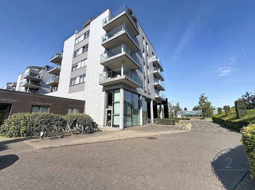 Ruim en lichtrijk appartement op toplocatie in Hasselt. Dankzij de centrale ligging woont u vlakbij winkels, scholen, openbaar vervoer, belangrijke in