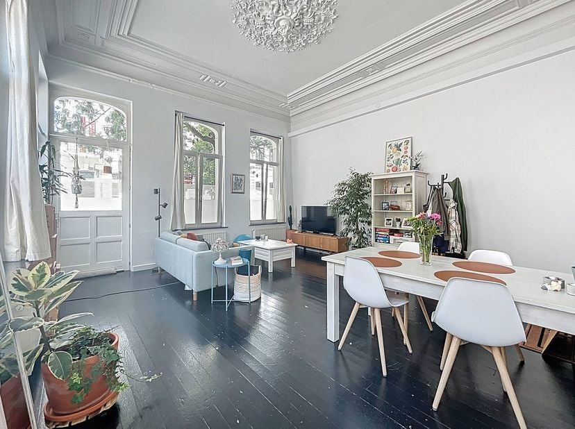 Dit instapklaar appartement in het bruisende centrum van Kortrijk is de ideale plek voor wie op zoek is naar een comfortabele woonst met alle voorzien