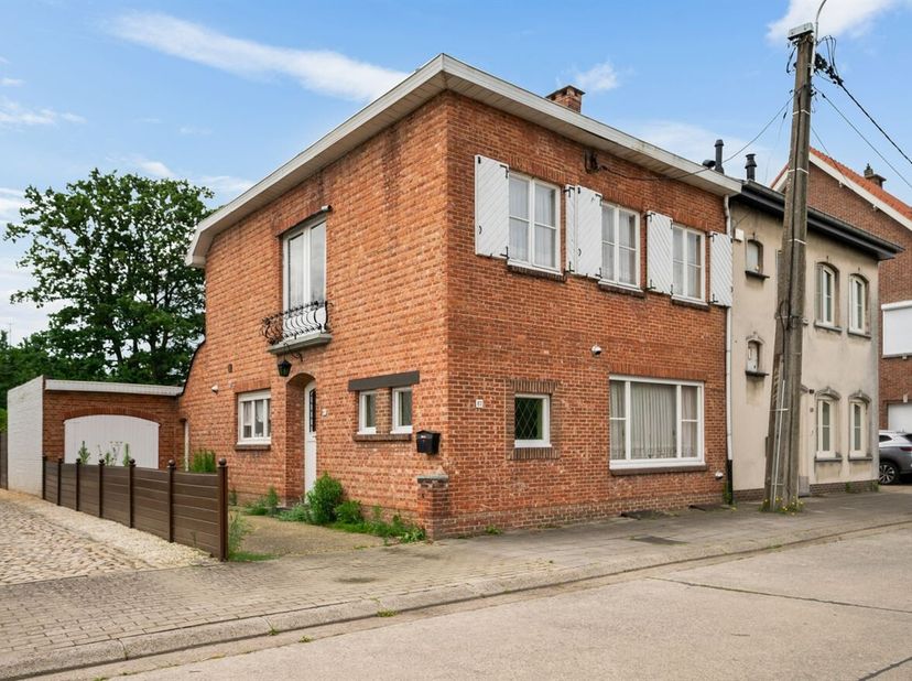 Te renoveren HOB met 3 slpks, garage en tuin!<br />
Op zoek naar een renovatieproject? Deze te renoveren woning is gelegen in een autoluwe en doodlope