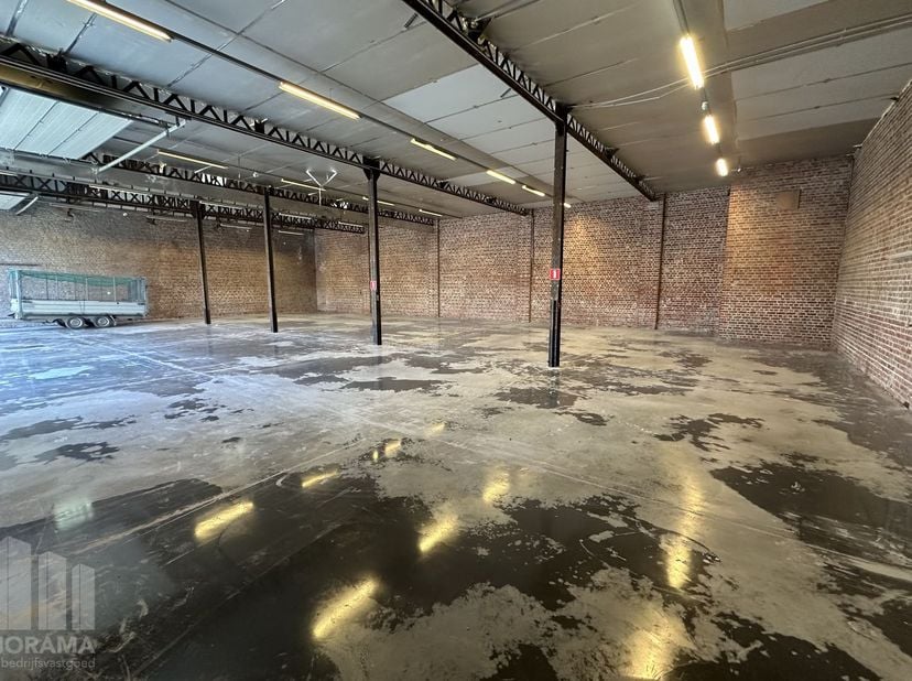 Magazijn te huur in Rumbeke met een oppervlakte van ca. 260 m², gelegen in de Blinde Rodenbachstraat.<br />
<br />
Deze functionele opslagruimte is vl