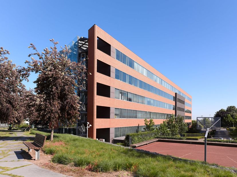 Bureau idéalement situés d’une superficie de 2.980 m² à louer, à seulement 500 m de la sortie R0 Zaventem et à distance de marche de la gare de Diegem