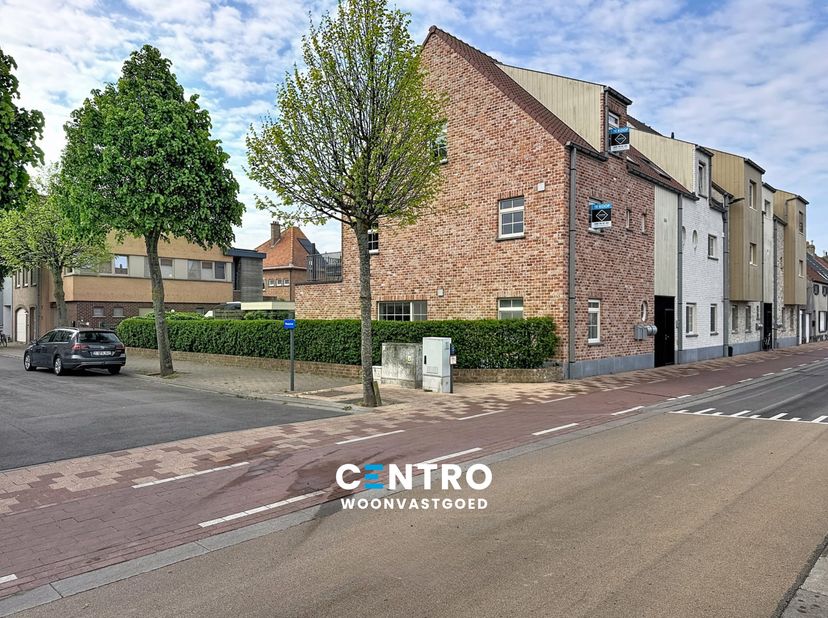 In een zeer LEUKE straat met veel parkeergelegenheid te Uitkerke ligt dit recente appartement met 3 RUIME slaapkamers en ruim ZUIDgericht zonneterras!
