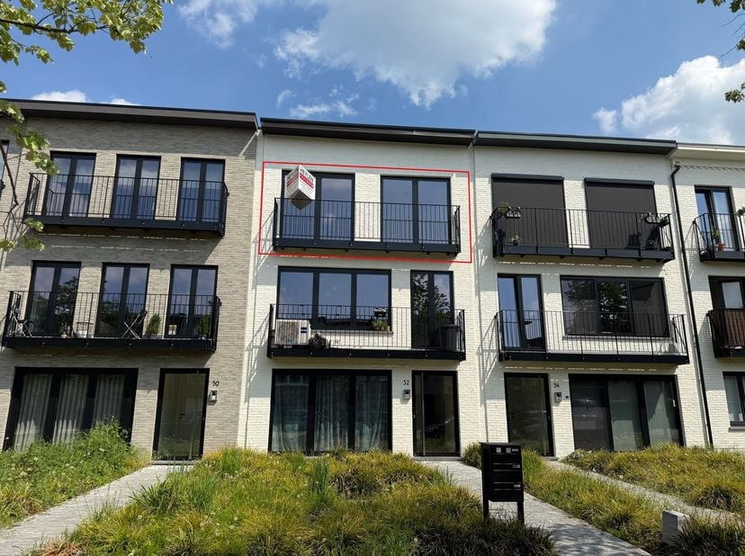 Journée portes ouvertes le samedi 14 mars de 14h à 15h<br />
Situation : L'appartement est situé dans un quartier calme de Brasschaat, avec des magas