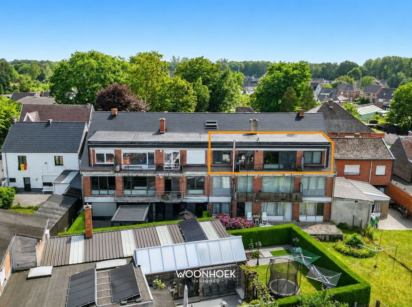 Dit lichtrijk en energiezuinig appartement met 2 slaapkamers combineert een centrale ligging met een aangenaam buitenterras en prachtige zichten. Dank