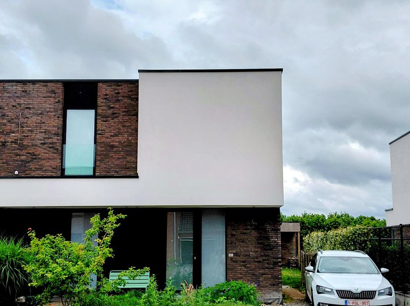 Gezellige woning (2020) gelegen in de Kapelhoek Zulte. Tuin grenst aan Heldenbos, uitzicht op groen! Drie ruime slaapkamers + dressing, open keuken, r