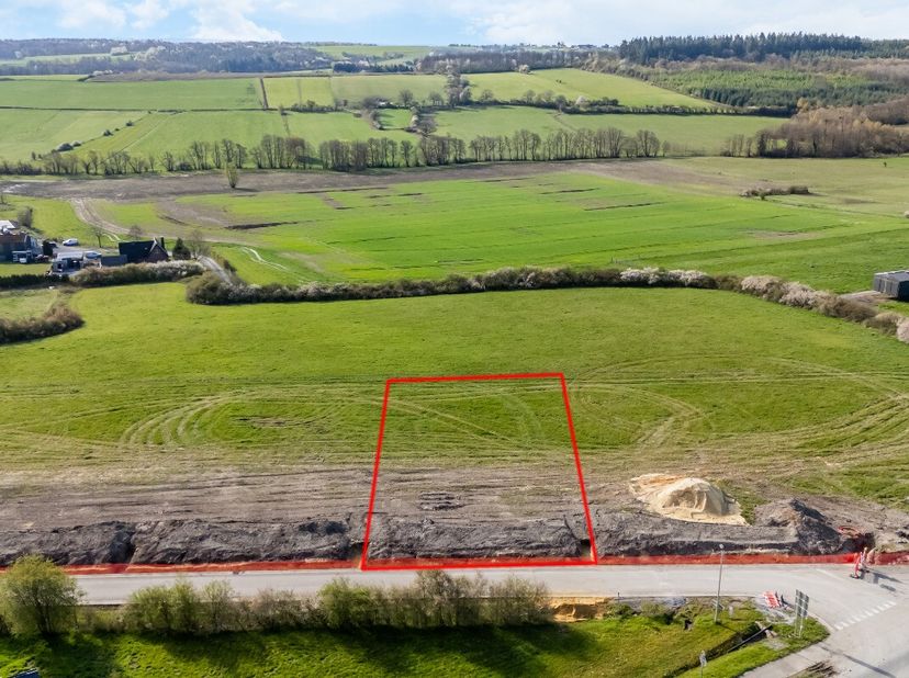 ERA B-LUX biedt u dit bouwperceel aan, ideaal gelegen in Sinsin, met een prachtig open uitzicht over het platteland. Met een oppervlakte van 1.040 m²