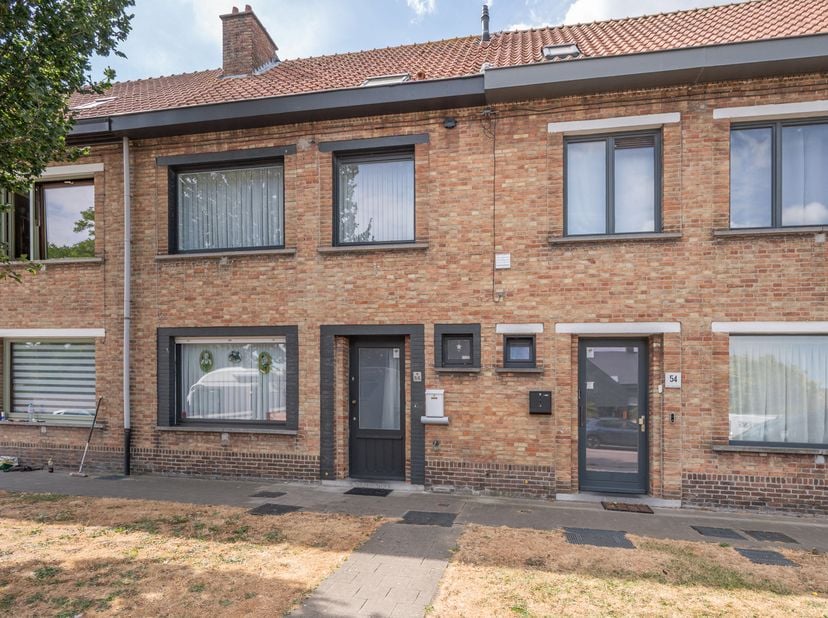 Op zoek naar een gezellige woning met ruimte, comfort én een aangename buitenomgeving? Deze verzorgde woning, gelegen nabij Brugge, combineert een pra