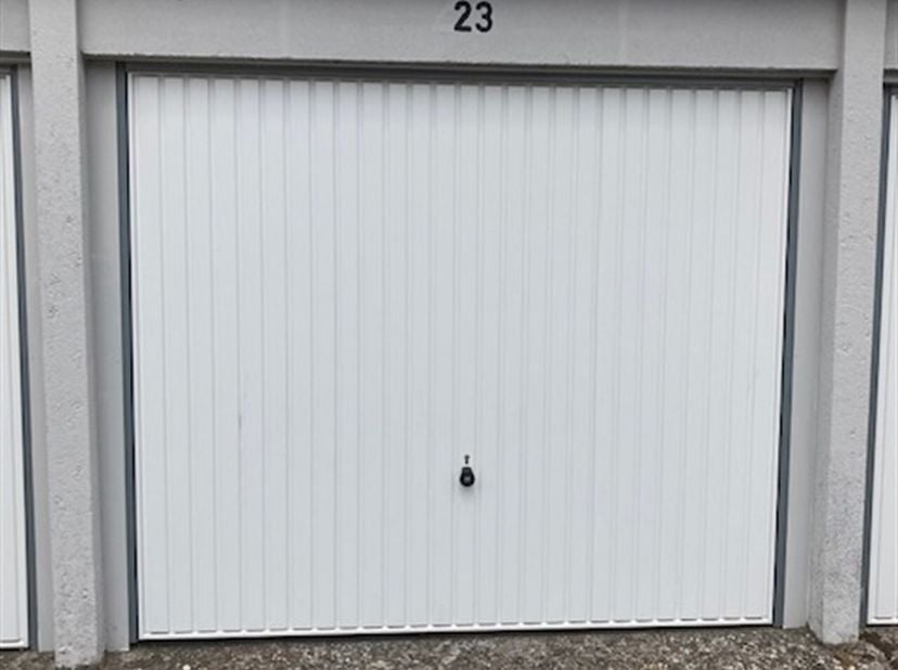 De afmetingen van de garage bedraagt: 4,20m x 2,67m.   <br />
Geen elektriciteit aanwezig.<br />
Geen automatische poort. <br />
Deze garagebox is bes