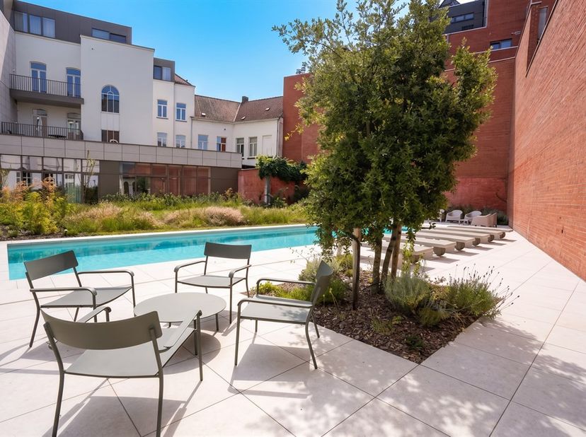 Wonen aan een stadspark met een vleugje vakantiegevoel. Een appartement met een wilde tuin, een gemeenschappelijk zwembad én het stadspark als buur? J