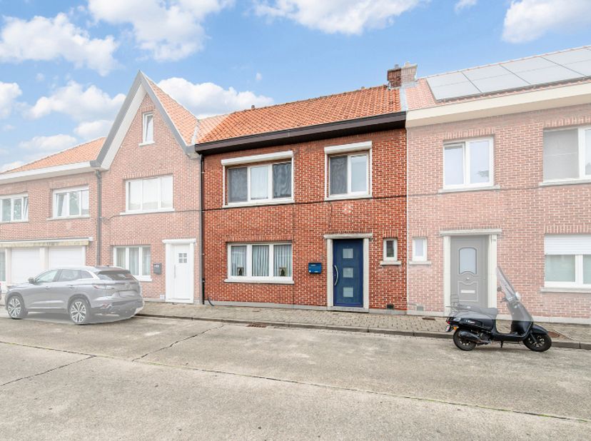SUPER LEUKE GEZELLIG INSTAPKLARE GEZINSWONING OP EEN TOP LIGGING MET TUIN&amp;nbsp;<br />
hal, aparte w.c.&amp;nbsp; gezellige living met veel lichtinval met