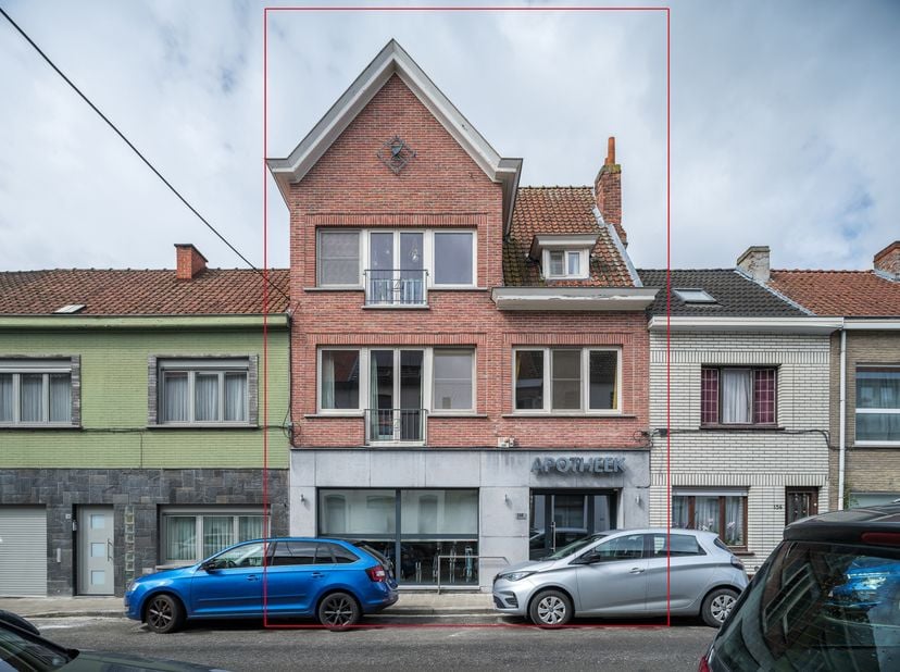 Op een goed bereikbare locatie langs de Ottergemsesteenweg bevindt zich deze veelzijdige eigendom bestaande uit een handelsruimte met ruime woonst en