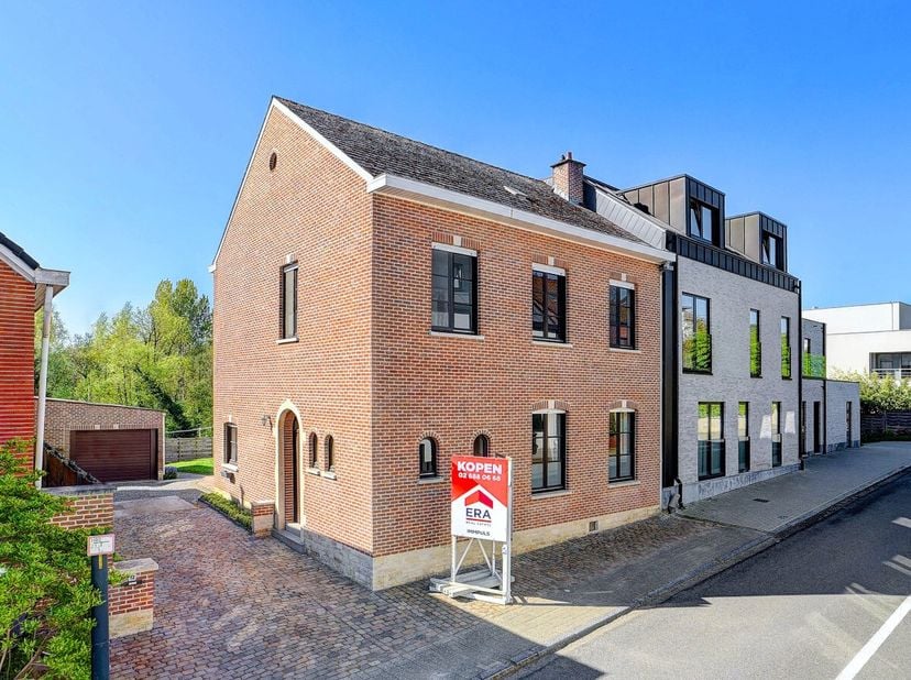 Te koop: ruime halfopen woning in Vossem, gelegen in de rustige Smisstraat, omgeven door groen en nabij het park van Tervuren, openbaar vervoer en inv