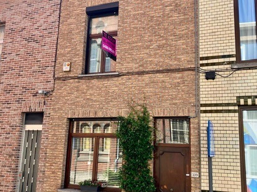 Instapklare woning met stadstuin op toplocatie naar alle invalswegen.<br />
Reeds vernieuwd aan de woning : ingerichte keuken met alle toestellen, cv